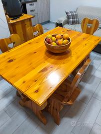 Tavolo con sei sedie in legno 