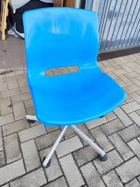 Sedia azzurra con rotelle Snille Ikea