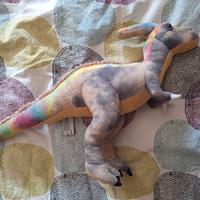 peluche di dinosauro colorato