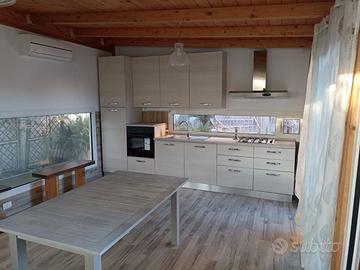 Cucina, tavoli e divano letto