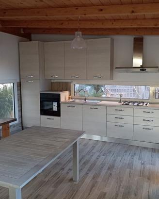 Cucina, tavoli e divano letto