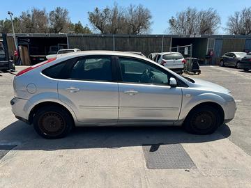 RICAMBI AUTO FORD FOCUS ANNO 2006 GRIGIA