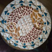 Tavolino con base in ferro e top in mosaico