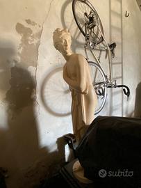 Statua su piedistallo