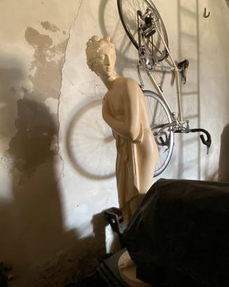 Statua su piedistallo