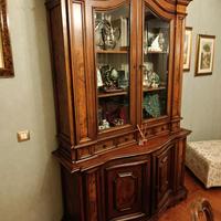 Elegante vetrina, tavolo e sedie