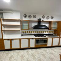 Cucina Binova con elettrodomestici, tavolo e sedie