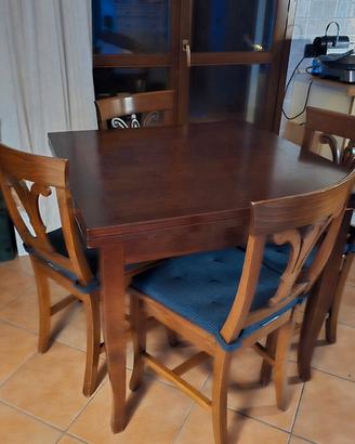 tavolo e sedie in legno