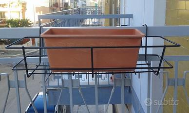 Fioriera da balcone + vaso a cassetta