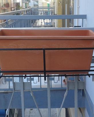 Fioriera da balcone + vaso a cassetta