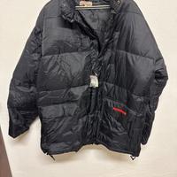 Piumino Prada con cappuccio nel collo