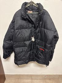 Piumino Prada con cappuccio nel collo