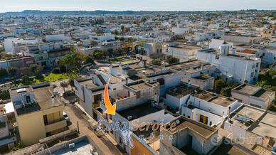 Deposito su due livelli e spazio esterno