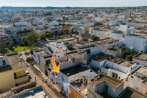 Deposito su due livelli e spazio esterno