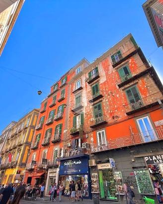 2 LOCALI A NAPOLI