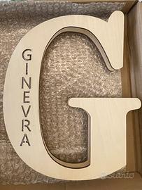 Lampada a forma di G con scritta Ginevra