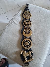 Cintura in cuoio con medaglioni in bronzo 