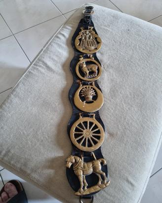 Cintura in cuoio con medaglioni in bronzo 