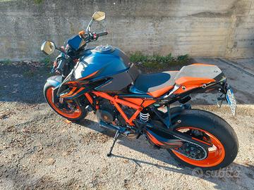 KTM 1290 Superduke R 2023 con Tech Pack