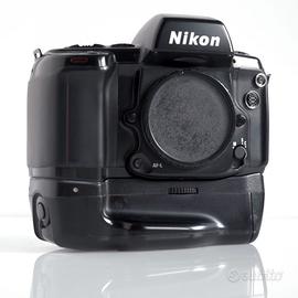 Materiale fotografico NIKON obiettivi e macchine