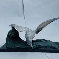 I.LORIOT - Gabbiano vola sopra le onde, scultura A