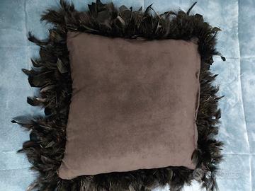 Cuscino nero di velluto con piume