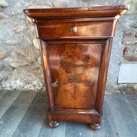 Comodino antico in noce restaurato