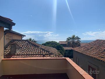 Casa indipendente su più livelli fronte mare