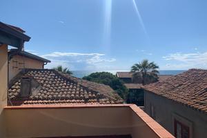 Casa indipendente su più livelli fronte mare