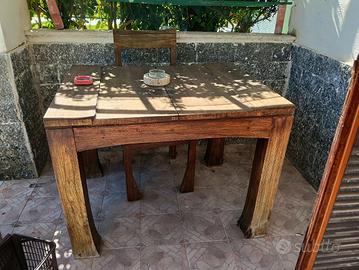 tavolo di legno e sedie 