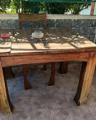 tavolo di legno e sedie 