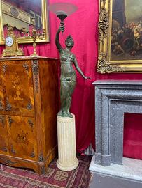 Scultura in bronzo su base in travertino