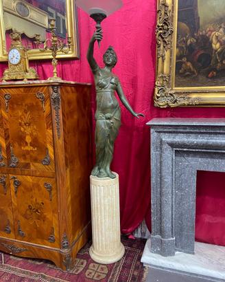Scultura in bronzo su base in travertino
