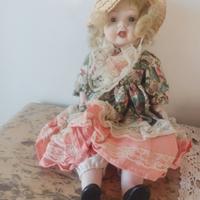 bambola vintage in porcellana con abito floreale 