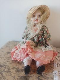 bambola vintage in porcellana con abito floreale 