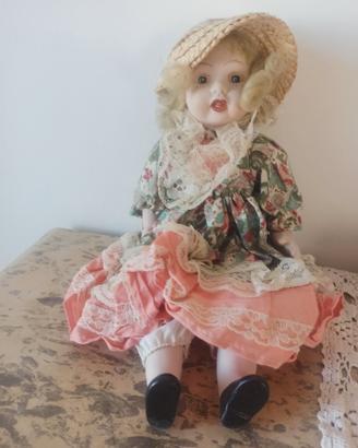 bambola vintage in porcellana con abito floreale 