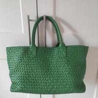 Borsa Cabat Media verde Bottega Veneta 1.800€