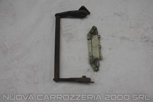 Poggiapiedi e cerniera botola Iveco