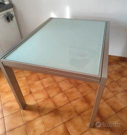 Tavolo allungabile con nr.4 sedie