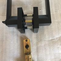 Maniglia nera per porta ,con serratura.