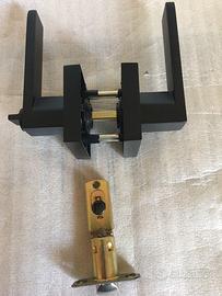 Maniglia nera per porta ,con serratura.