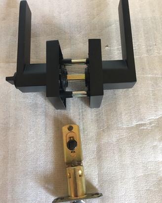 Maniglia nera per porta ,con serratura.