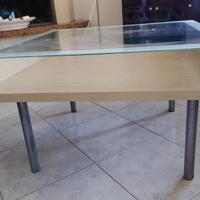 Tavolino da salotto moderno con piano in vetro
 