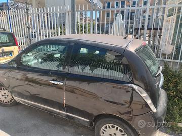 lancia y 
