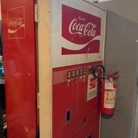 Distributore bibite della COCA COLA