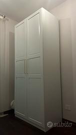 Armadio IKEA bianco con ante a pannello e maniglie