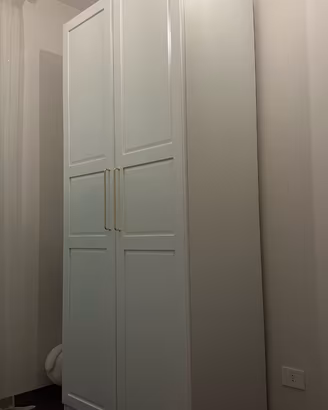 Armadio IKEA bianco con ante a pannello e maniglie