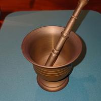Piccolo mortaio e pestello in ottone