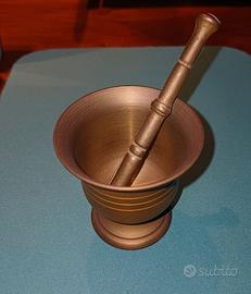 Piccolo mortaio e pestello in ottone