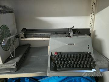 macchina da scrivere Olivetti 82